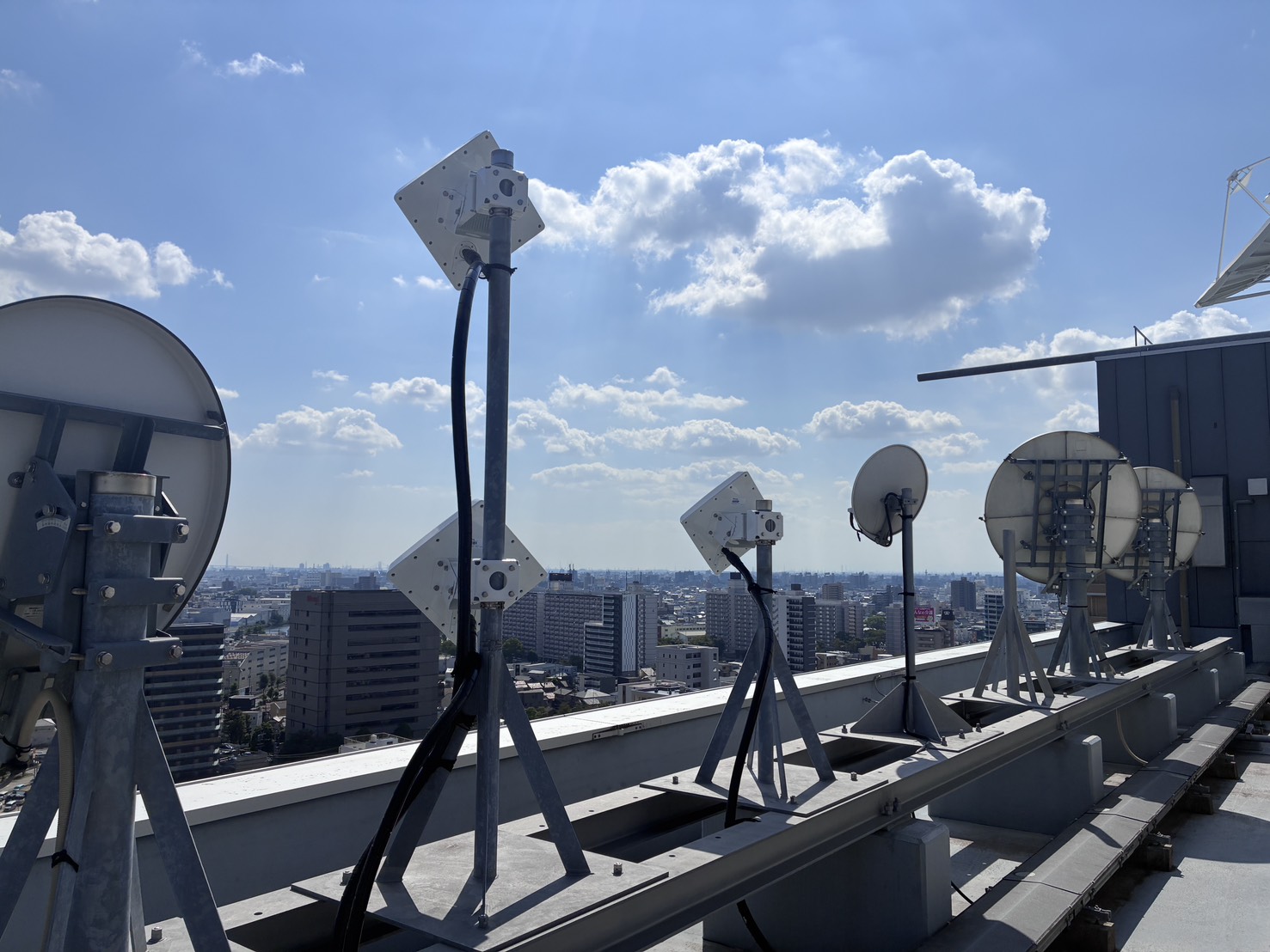 名古屋市中村区のビル屋上で実施した、ワイドスターIII（NTTドコモ衛星電話）アンテナの設置工事の施工事例を株式会社はじめシステムがご紹介します。